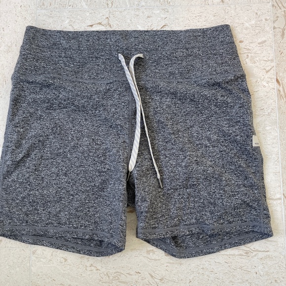 Vuori Pants - Vuori Biker Short- Grey
